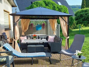 Outdoor dining - Apartment 'Tati's Ferienwohnung' with Shared Terrace, Shared Garden and Wi-Fi (Hilchenbach)