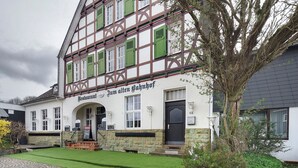 Un bâtiment traditionnel à colombages, sur lequel on peut lire l’inscription « Zum alten Bahnhof Restaurant ».