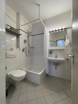 Dusche, Haartrockner, Handtücher