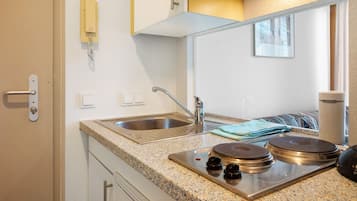 Kühlschrank, Mikrowelle, Herdplatte, Wasserkocher mit Kaffee-/Teezubehör