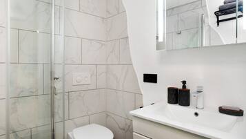 Dusche, Haartrockner, Handtücher