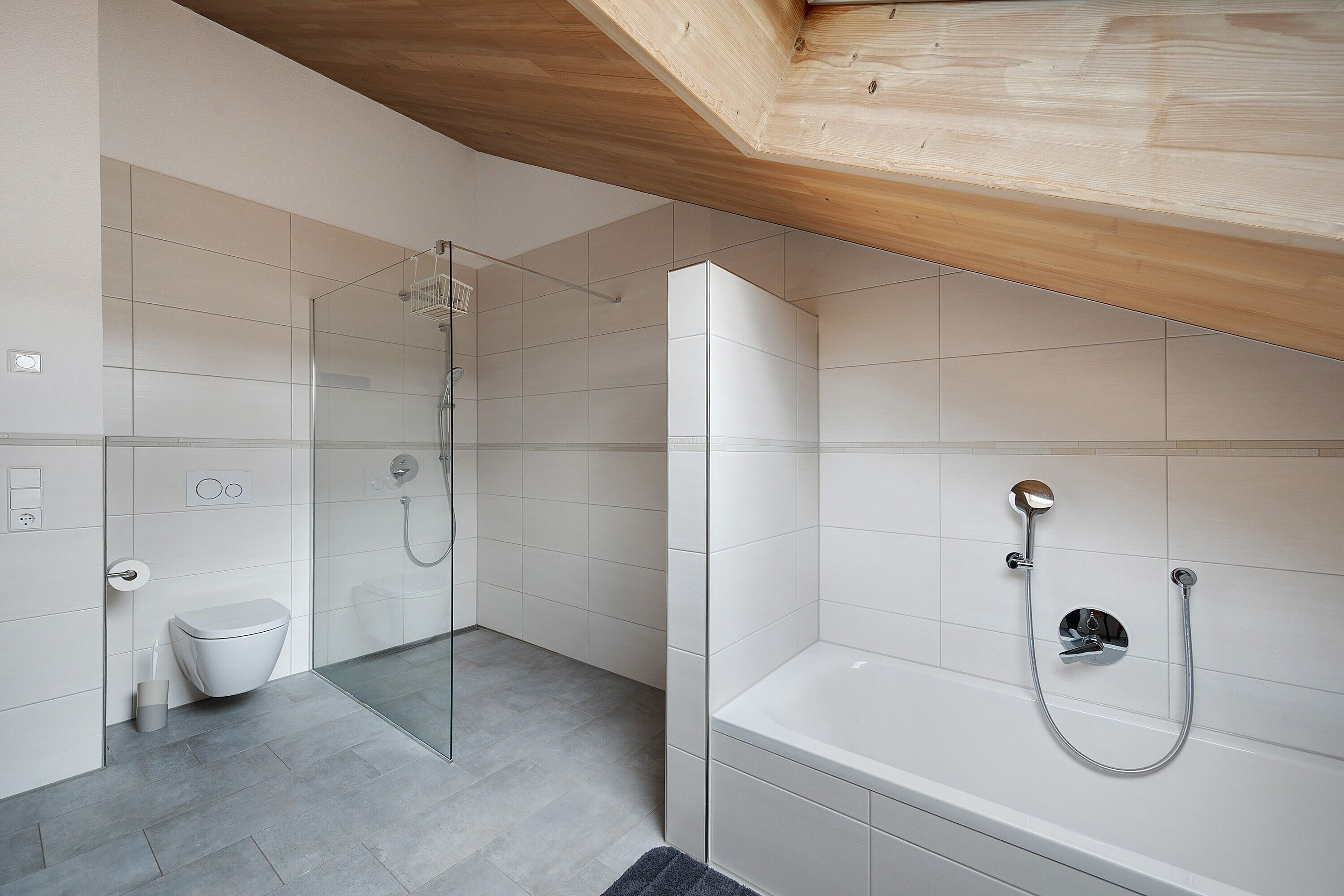 Ein modernes Badezimmer mit Dusche, Toilette und Badewanne.