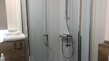 Suihku, hiustenkuivaaja, pyyhkeet
