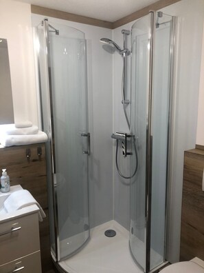 Douche, sèche-cheveux, serviettes fournies