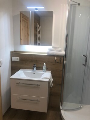 Dusche, Haartrockner, Handtücher