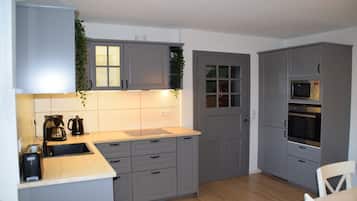 Køleskab, mikrobølgeovn, ovn, kogeplade