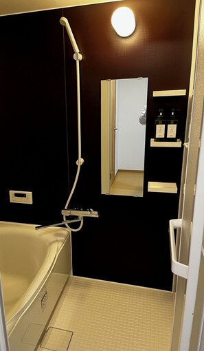 Sèche-cheveux, bidet, serviettes fournies, savon