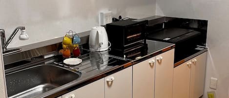 Frigorifero, microonde, piano cottura, bollitore elettrico
