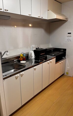 Réfrigérateur, micro-ondes, plaque de cuisson, bouilloire électrique