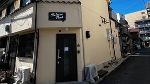 Un immeuble dont l’entrée est marquée d’une enseigne indiquant « Belsize Park ».