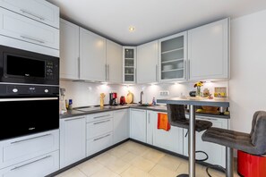 Fridge, microwave, oven, stovetop - Ziogas Apartment with WiFi (Solingen)