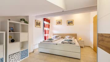 3 quartos, escrivaninha, ferros/tábuas de passar roupa