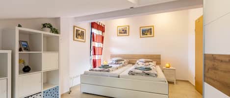 3 bedrooms, desk, iron/ironing board, free WiFi