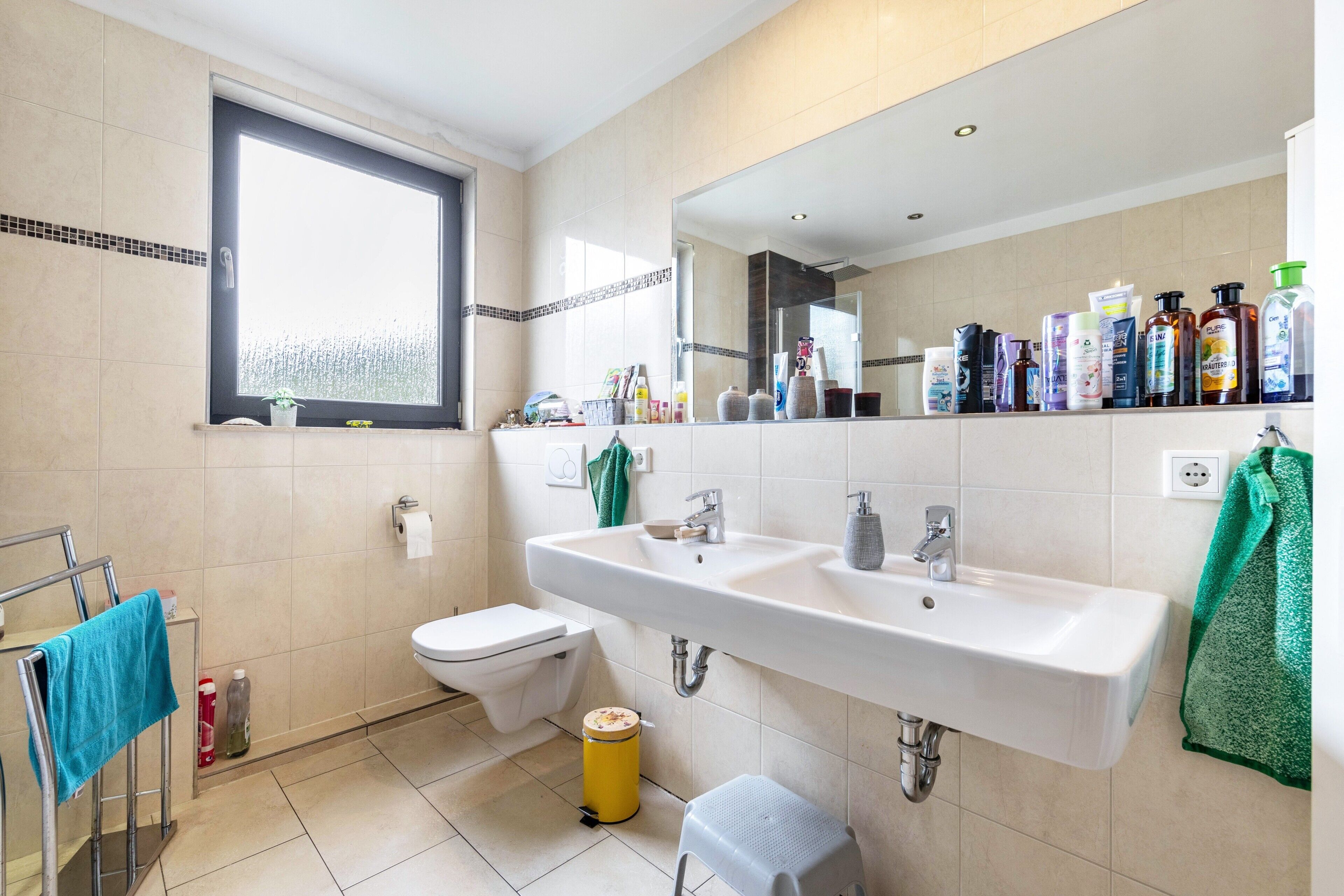 Een douche, gratis toiletartikelen, een haardroger, handdoeken