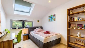 3 quartos, escrivaninha, ferros/tábuas de passar roupa