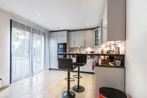 Fridge, microwave, oven, stovetop - Ziogas Apartment with WiFi (Solingen)