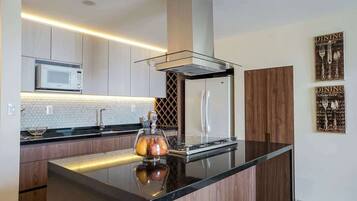 Coffee/tea maker, fridge, microwave, oven
