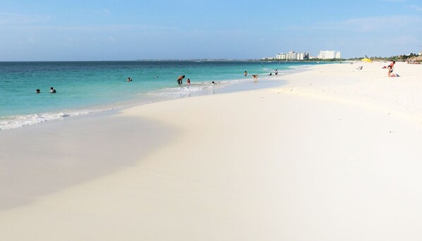 Beach nearby - New LUXE Townhouse 5 min walk Ritz/Palm Beach #19 (Noord)