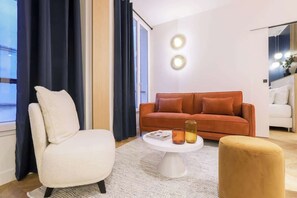 TV - Architect-designed apartment in the heart of Paris (Paris)