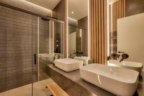 Shower, hair dryer, towels - Architect-designed apartment in the heart of Paris (Paris)