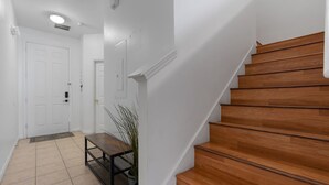 Un escalier avec des marches en bois menant à l’étage supérieur.