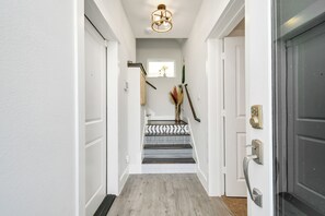 Interior - Central - King Bed - 300mbps WIFI - Garage (Houston)