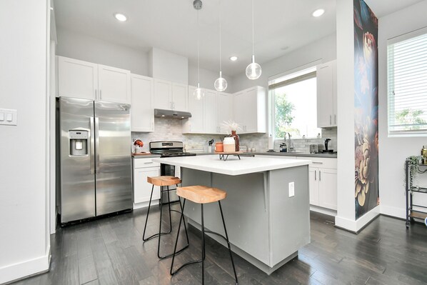 Microwave, oven, stovetop, dishwasher - Central - King Bed - 300mbps WIFI - Garage (Houston)