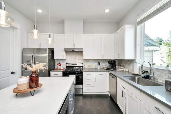 Mikrowelle, Ofen, Herdplatte, Geschirrspüler