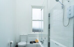 Shower, hair dryer - Court Street by Central Serviced Apartments (Dundee)