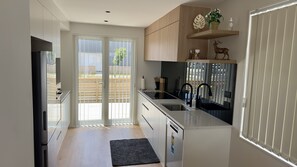Fridge, microwave, oven, stovetop - Stylish New Modern 3-BR Home in Auckland – Your Perfect Escape Awaits! (Auckland)