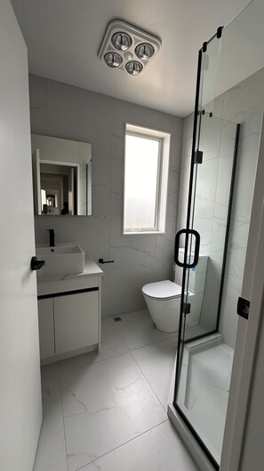 Een douche, een haardroger, handdoeken, zeep