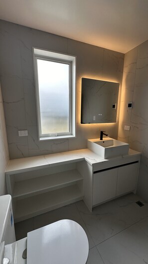 Dusche, Haartrockner, Handtücher, Seife