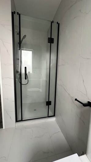 Shower, hair dryer, towels, soap - Stylish New Modern 3-BR Home in Auckland – Your Perfect Escape Awaits! (Auckland)