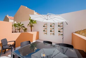 Outdoor dining - Tenerife Royal Gardens - Beachfront Bliss (Playa de la Américas)