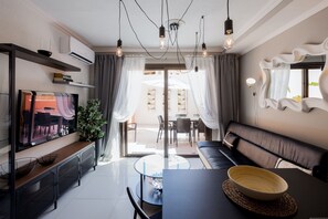 Smart TV - Tenerife Royal Gardens - Beachfront Bliss (Playa de la Américas)