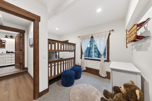 4 quartos, berço de viagem, Wi-Fi de cortesia, roupa de cama