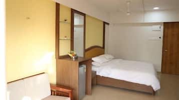 Deluxe Room, 1 King Bed, Non Smoking | Desk, free WiFi
