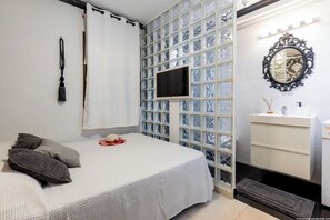 2 bedrooms, in-room safe, iron/ironing board, free WiFi - Tenerife Royal Gardens - Beachfront Bliss (Playa de la Américas)