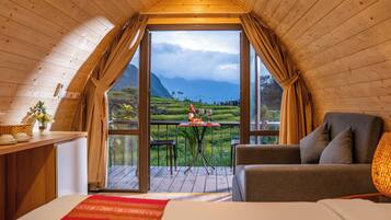 Tenda Mewah | Meja kerja, ruang kerja ramah laptop, Wi-Fi gratis, dan seprai linen