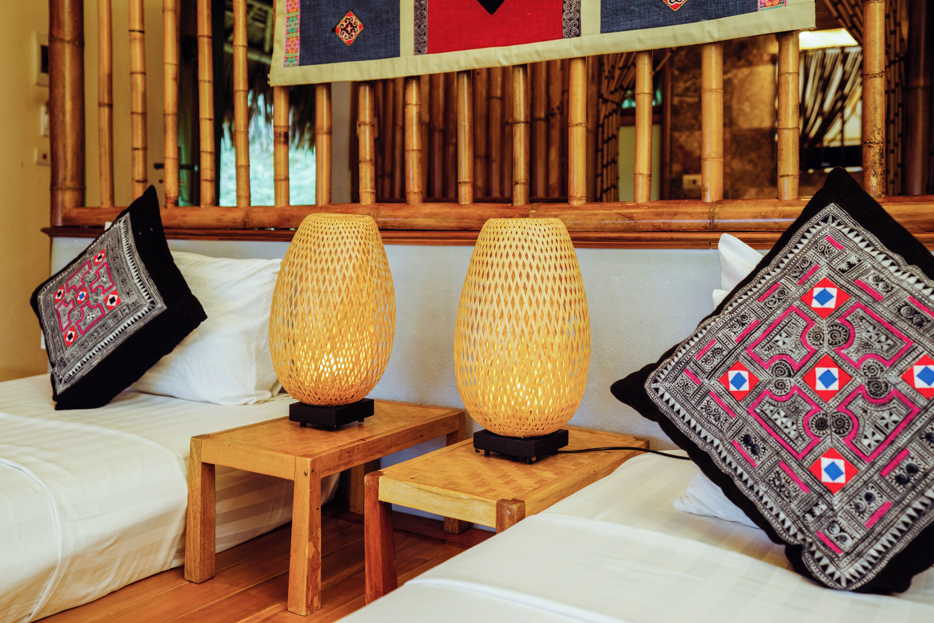 Una habitación con una cama, dos mesitas de noche y dos lámparas.