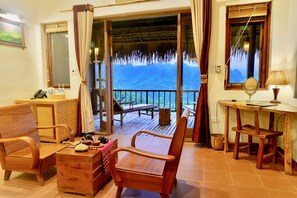 Escritorio, espacio para trabajar con laptop y wifi gratis 