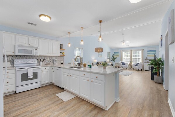 Køleskab, mikrobølgeovn, opvaskemaskine, kaffe-/temaskine