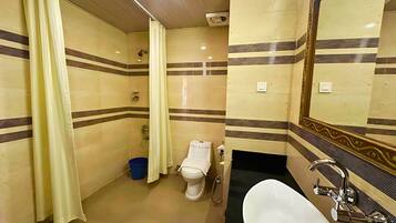 Chambre Deluxe Double ou avec lits jumeaux, vue montagne | Salle de bain | Articles de toilette gratuits, sĂšche-cheveux, chaussons