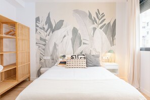 Cubrecamas, escritorio, espacio para trabajar con laptop y wifi gratis 