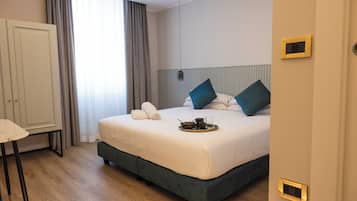 Camera Deluxe Matrimoniale/Doppia con Letti Singoli KingSize M-D | In-room safe, desk, blackout drapes, iron/ironing board