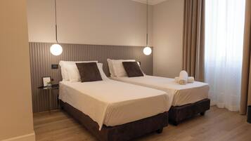 Camera Deluxe Matrimoniale/Doppia con Letti Singoli KingSize M-D | Zimmersafe, Schreibtisch, Verdunkelungsvorhänge, Bügeleisen/Bügelbrett