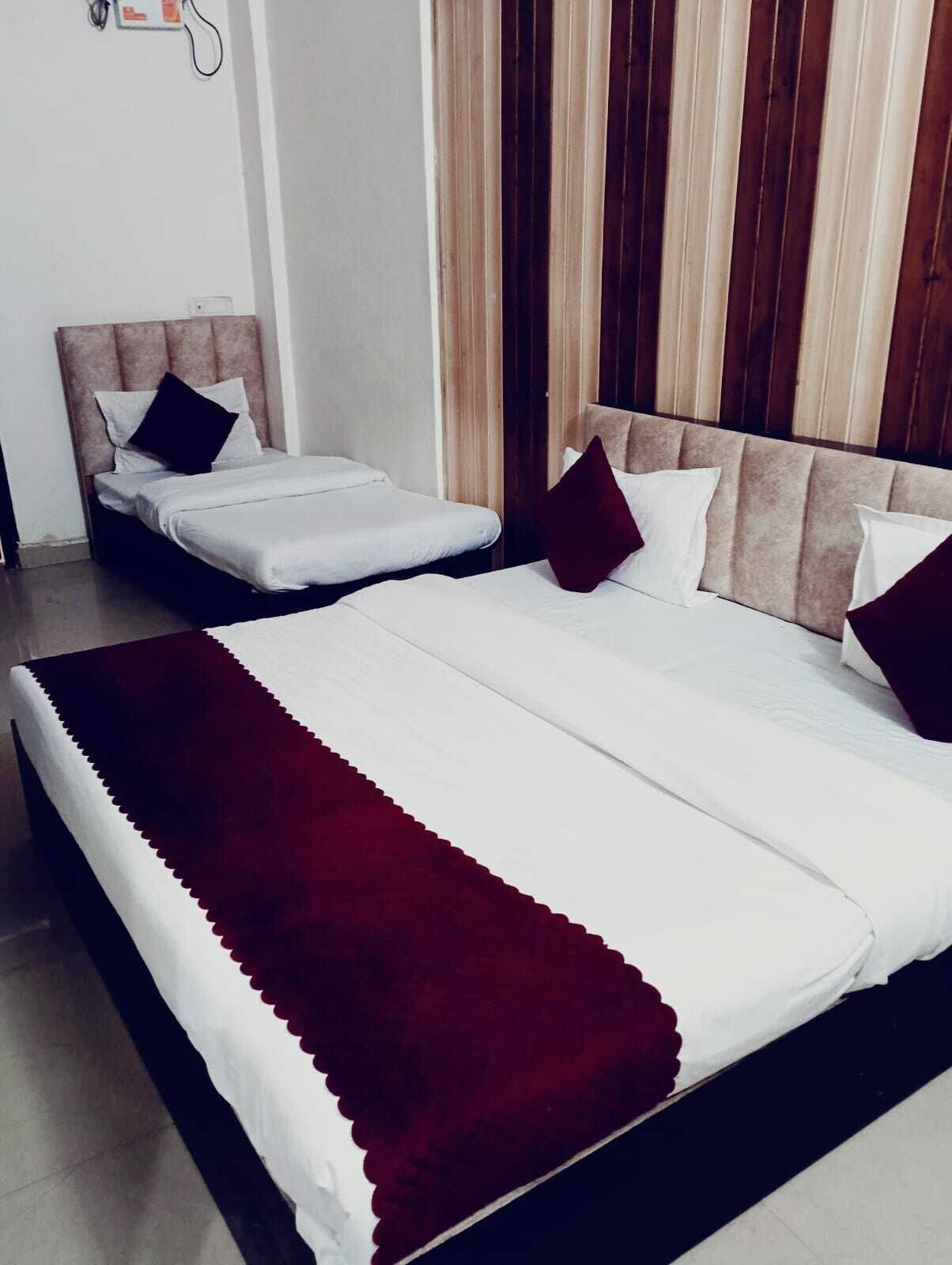 經濟三人房 | 筆電工作空間、隔音、熨斗/熨衣板、免費無線上網