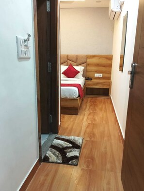 Laptop workspace, soundproofing, iron/ironing board, free WiFi