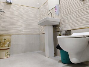 Shower, slippers, towels, soap - Hotel Bella Vista Inn (Amritsar)