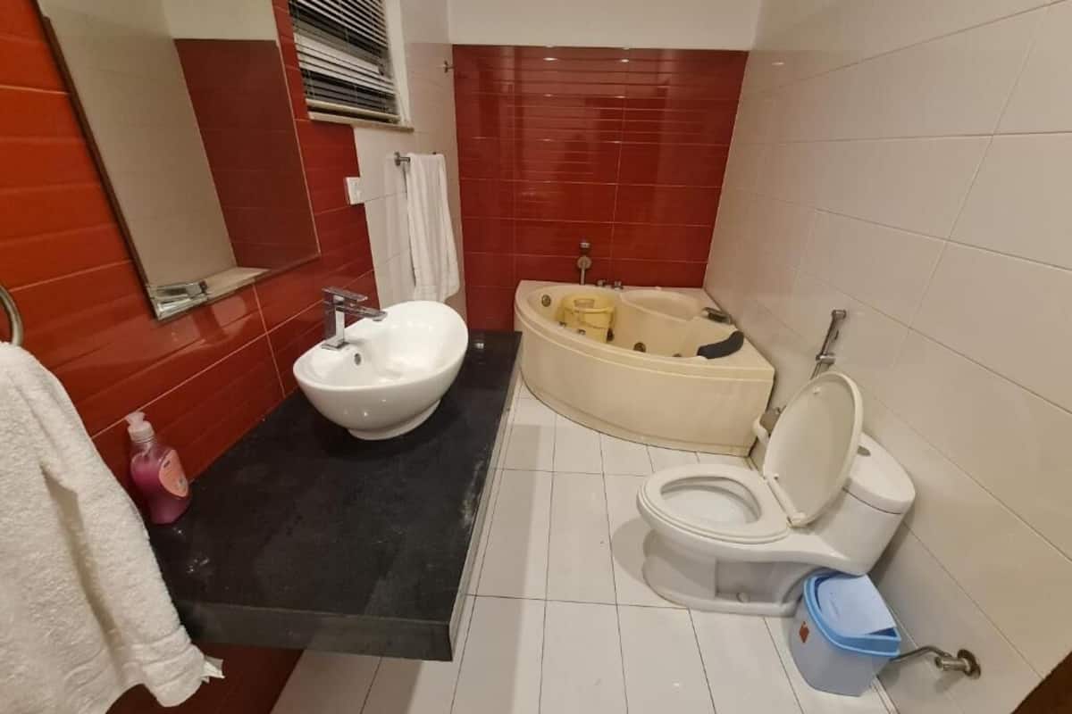 Deluxe Room | Bathroom | Towels, soap, shampoo, toilet paper